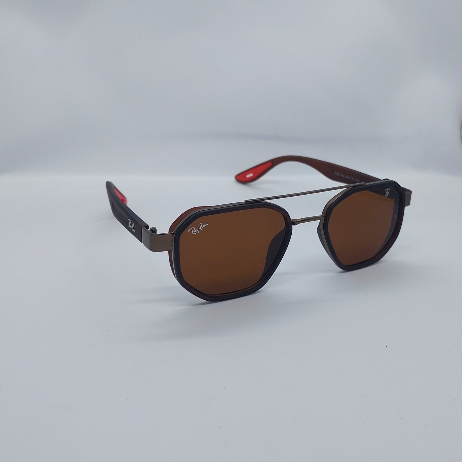 نظارة شمسية بلون بني وإطار معدني وبلاستيكي وجسر مزدوج من Ray-Ban