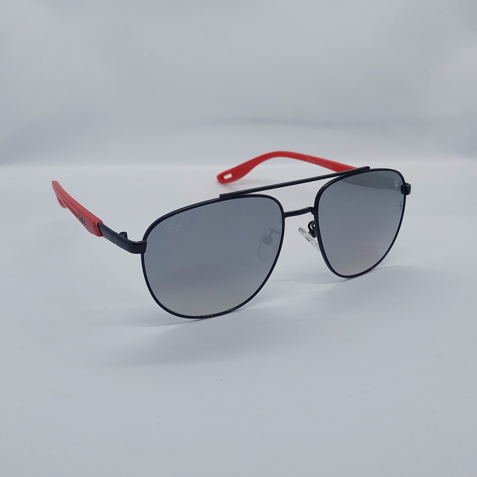 نظارة شمسية بلون مرآة وإطار معدني اسود وجسر مزدوج من Ray-Ban