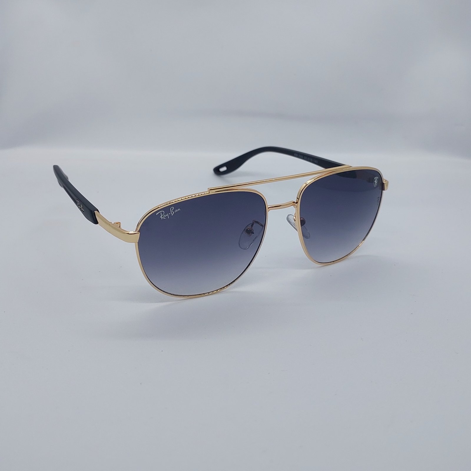 نظارة شمسية بلون ازرق متدرج وإطار معدني ذهبي وجسر مزدوج من Ray-Ban
