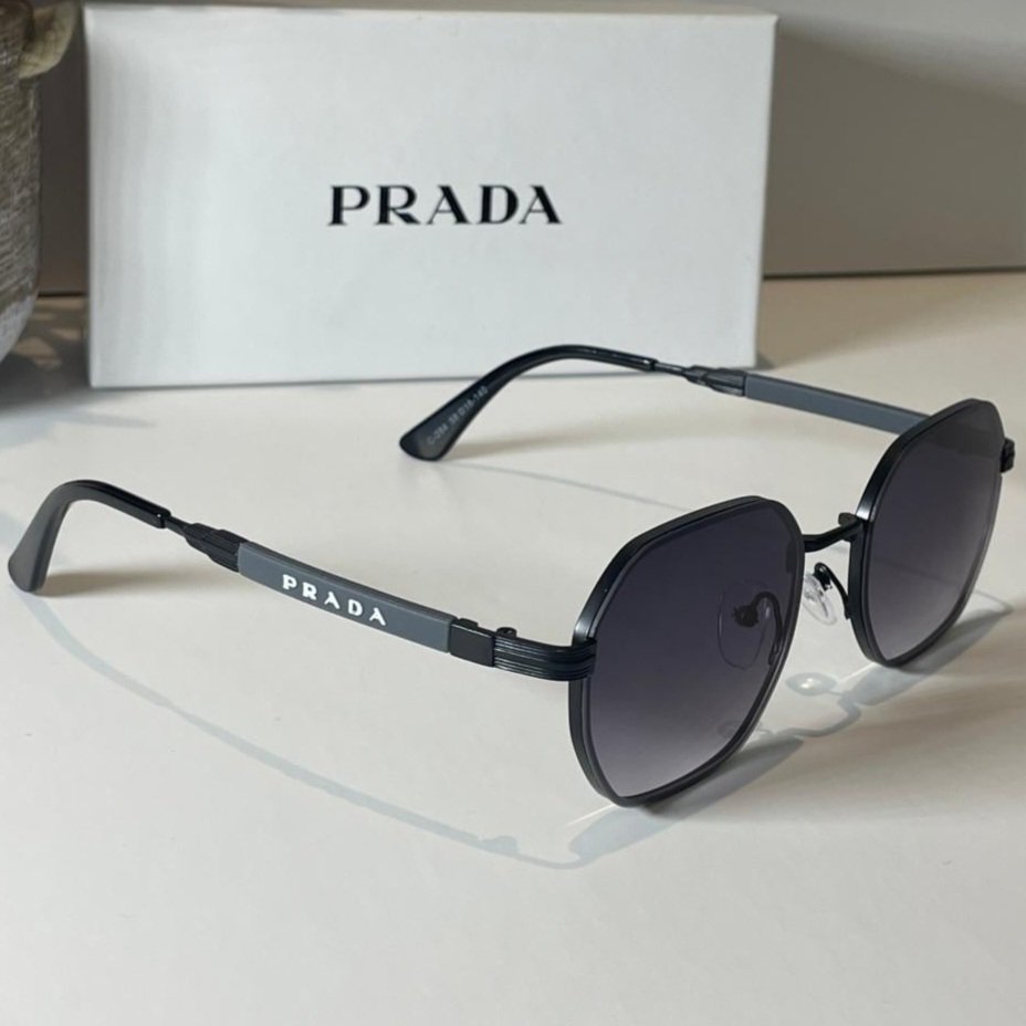 نظارة شمسية بلون أسود متدرج من Prada
